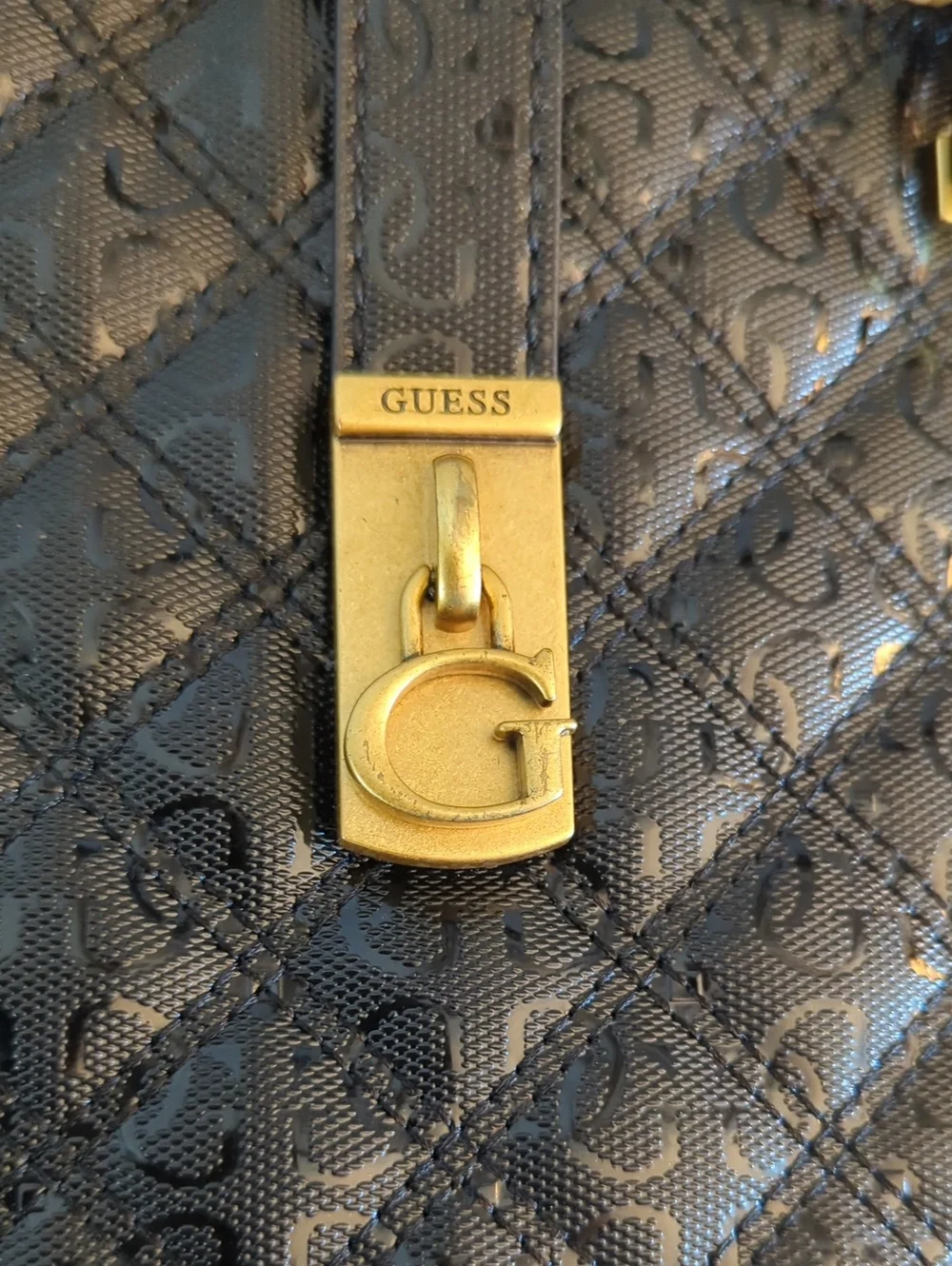 Guess featuring chic